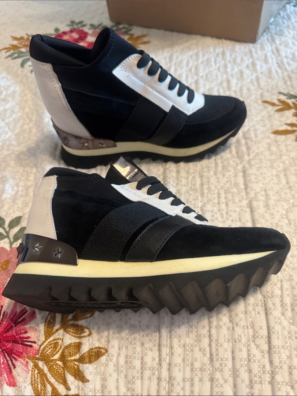 Millie’s Black White Hidden Wedge Sneakers Metallic Star Accent Size 6.5